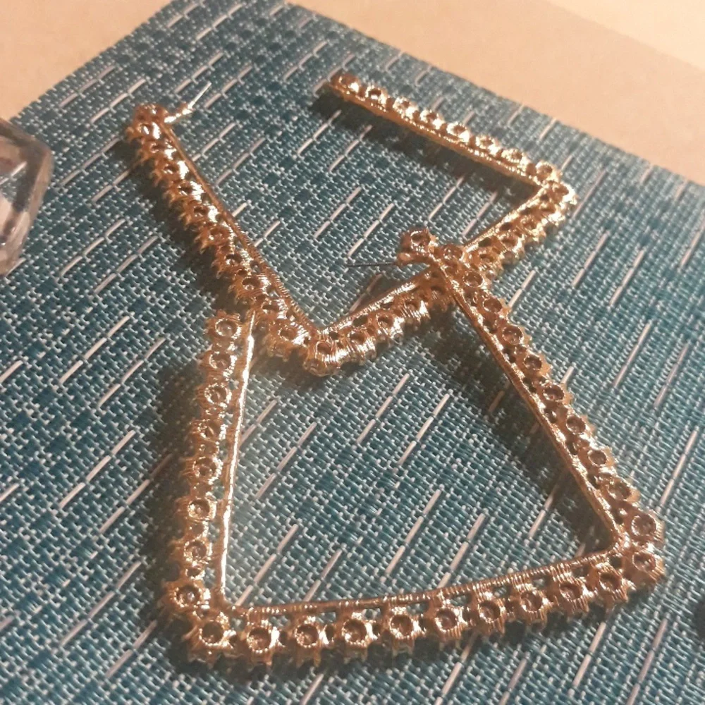 Earring - Picture 4 of 5